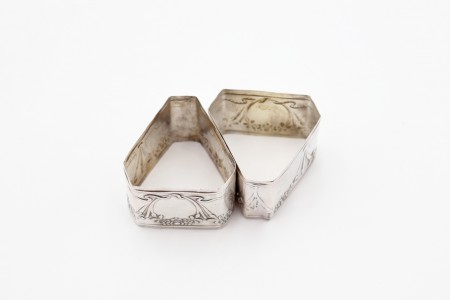 Par de argolas de guardanapo em prata com motivos vegetalistas relevados